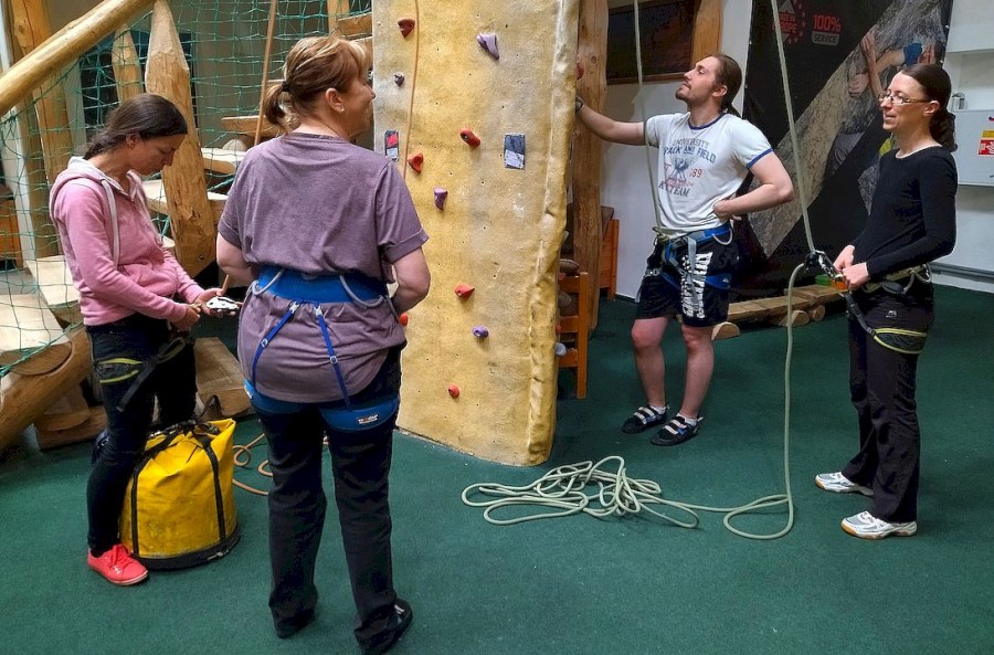klienti u horolezecké stěny